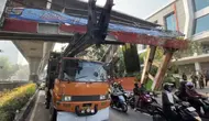 Kronologi Truk Angkut Alat Berat Tabrak JPO Tendean