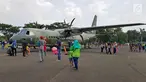 Sejumlah warga mengunjungi pesta rakyat dalam rangka peringatan HUT TNI AU ke-72 di Lanud Halim Perdanakusumah, Jakarta, Sabtu (7/4). Pesta rakyat tersebut dilaksanakan untuk mendekatkan masyarakat dengan TNI AU. (Liputan6.com/Herman Zakharia)