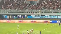 John Herdman sempat menunjukkan ekspresi kesal saat sesi pemanasan Timnas Indonesia jelang menghadapi Vietnam di Piala AFF 2026. Pelatih skuad Garuda itu tampak tidak nyaman karena aktivitas pemanasan para pemainnya berada dalam pengawasan pihak Vietnam.
