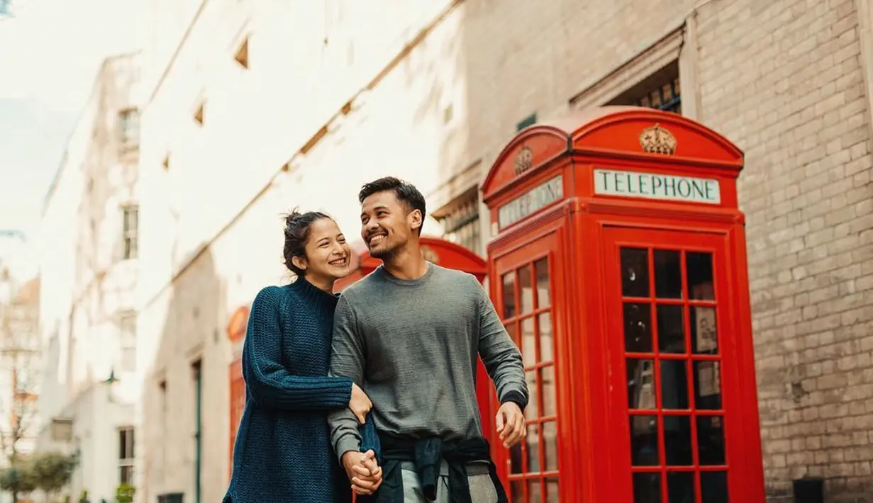Pasangan yang menikah pada 3 Maret 2018 ini selalu mengumbar kemesraan saat traveling. Bergandengan tangan serta saling melempar senyum menjadi bukti pasangan ini tampak kompak dan romantis saat liburan bersama. (Liputan6.com/IG/@putrimarino)