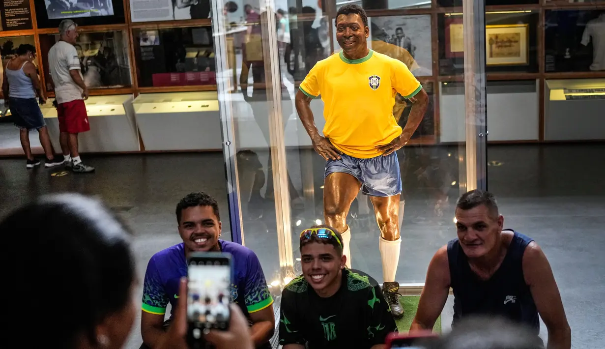 Pengunjung berfoto saat berkeliling Museum Pele di Santos, Brasil, 26 Desember 2022. Pemerintah memberikan Pele penghargaan berupa museum atas sumbangannya mengangkat prestasi sepak bola Brasil. (AP Photo/Matias Delacroix)
