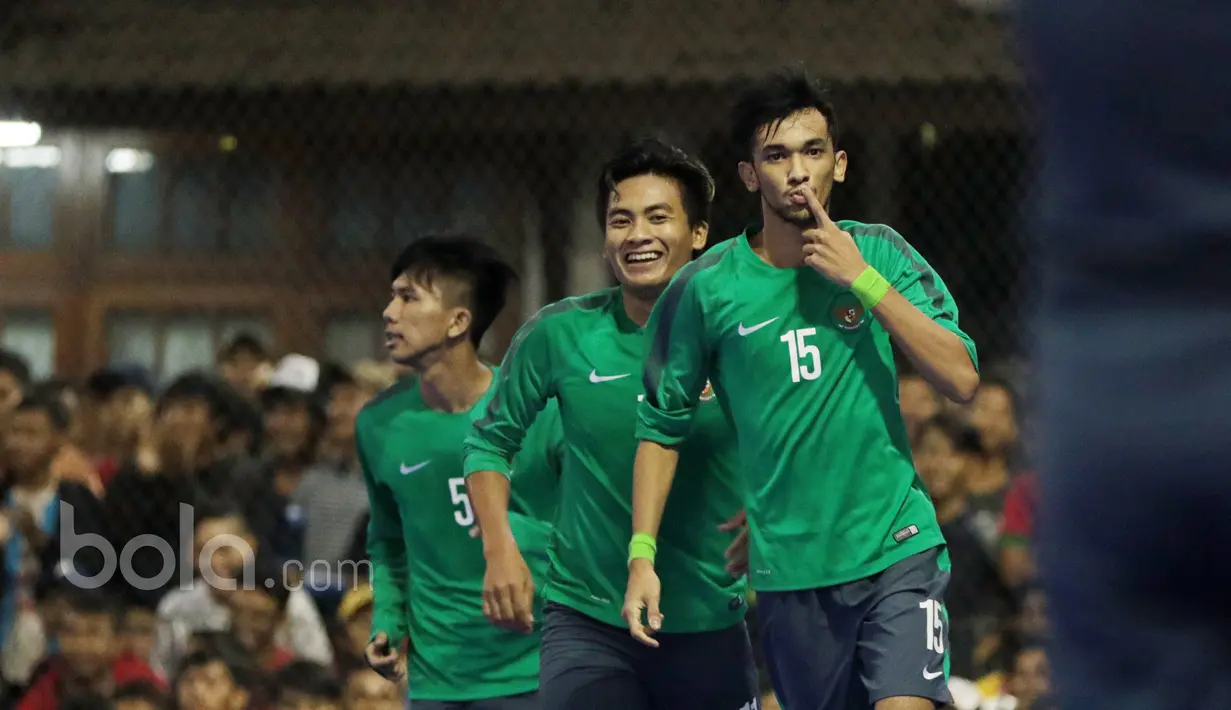 Ekspresi pemain Timnas Futsal Indonesia, Yamani (kanan) usai mencetak gol ke gawang IPC Pelindo pada laga Uji Coba jelang AFF Futsal Championshi 2016 di Tifosi Sport Center, Jakarta Timur, (15/12017). Timnas menang 8-5. (Bola.com/Nicklas Hanoatubun)