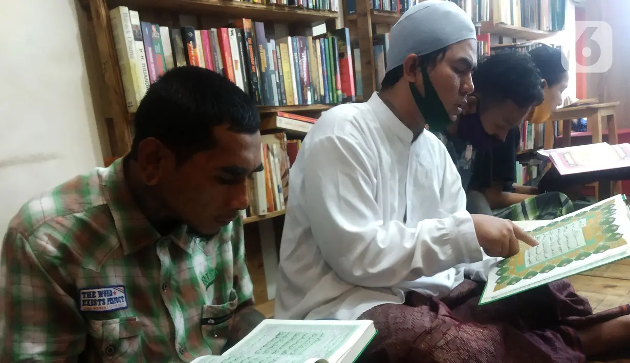 Tak ada yang menyangka, bangunan ruko ini adalah pesantren bagian anak-anak-punk dan anak-anak jalanan. Pondok Tasawauf Undergrogrund begitu namanya. (merdeka.com/Arie Basuki)