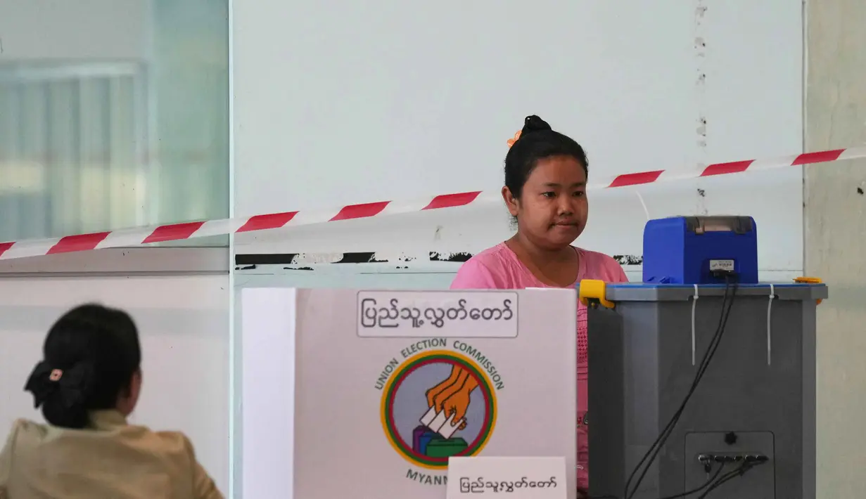 Pemilu Myanmar akan digelar dalam tiga tahap. Tampak dalam foto, seorang pemilih memberikan suara di tempat pemungutan suara di Yangon, Myanmar, Minggu, 28 Desember 2025, (AP Photo/Thein Zaw)