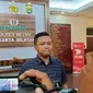 Wakasatreskrim Polres Jakarta Selatan, Kompol Henrikus Yossi Benayoun menyampaikan perkembangan kasus rumah eks Wamenlu Dino Patti Djalal dijadikan sarang sindikat penipuan online jaringan internasional. (Merdeka.com/Rahmat Baihaqi)