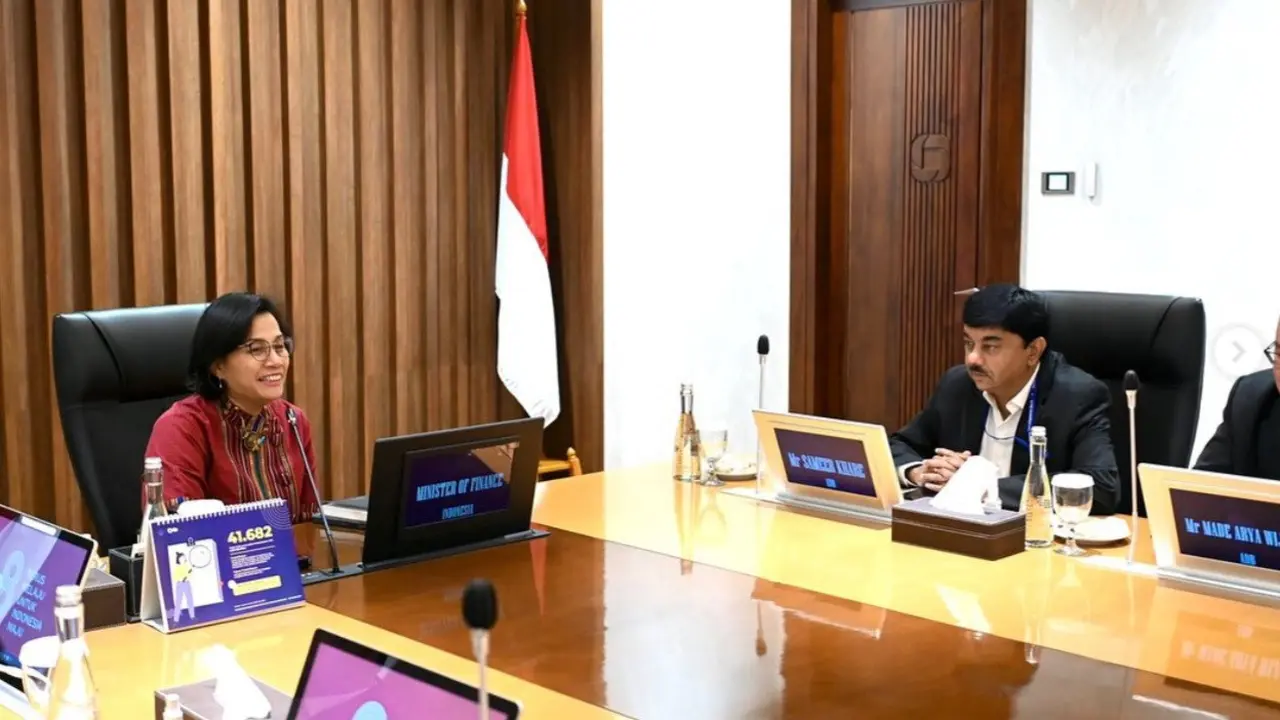 Menteri Keuangan (Menkeu) Sri Mulyani Indrawati menerima kunjungan dari dewan redaksi (Board of Director) Asian Development Bank di kantor Direktorat Jenderal Pajak (DJP)
