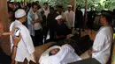 Sejumlah pelayat terlihat mendatangi kediaman almarhum Didi Petet di kawasan Ciputat, Tangsel, Jumat (15/5/2015). Tampak keluarga berlinang air mata mengiringi kepergian terakhir pria bernama asli Didi Widiatmoko tersebut. (Liputan6.com/Helmi Afandi)