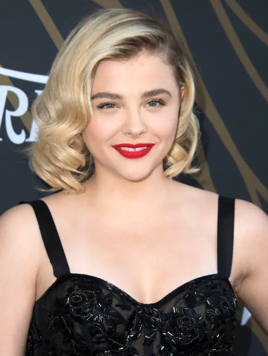 Chloe Grace Moretz tersenyum saat menghadiri Variety Power of Young Hollywood  2017 di TAO Hollywood di Los Angeles, California (8/8). Eks pacar Brooklyn Beckham ini tampil cantik dengan gaun hitam. (AFP Photo/Valerie Macon)
