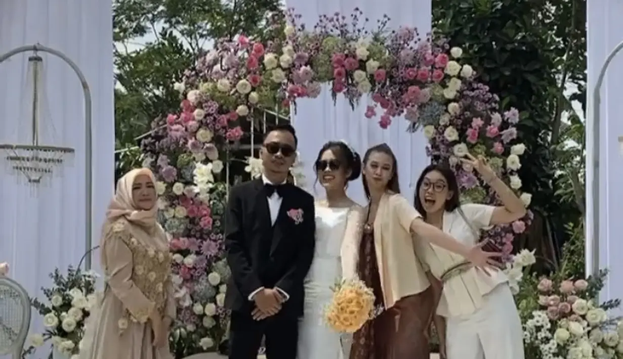 Selanjutnya, Yuki nampak mengenakan kain kemben dipadukak kebaya kutu baru yang dijadikan outer. Sang ibu tampil mengenakan dress dengan rok organzanya. @twinawati