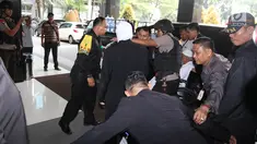 Terpidana terorisme Abu Bakar Baasyir berada dalam kursi roda saat akan menjalani pemeriksaan kesehatan di RSCM, Jakarta, Senin (16/4). Kedatangan Baasyir mendapat pengawalan ketat dari aparat. (Liputan6.com/Arya Manggala)