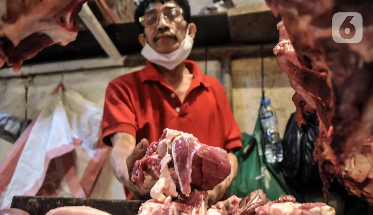Pedagang menunjukkan daging sapi saat menunggu pembeli di Pasar Senen, Jakarta, Kamis (17/3/2022). Harga daging sapi yang masih melambung tinggi pada kisaran Rp 130.000 - Rp 145.000 per kilogram menyebabkan penjualan menurun hingga 50 persen. (merdeka.com/Iqbal S. Nugroho)