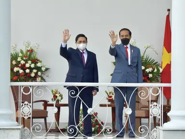Presiden Joko Widodo (kanan) dan Perdana Menteri (PM) Vietnam Pham Minh Chinh melambaikan tangan di Istana Kepresidenan Bogor, Jawa Barat, Jumat (23/4/2021). Jokowi menggelar pertemuan bilateral dengan PM Pham Minh Chinh untuk membahas kerja sama antara kedua negara. (FOTO: Biro Pers Kepresidenan)