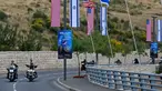 Anggota geng motor Samson Riders melintasi jalan menuju Kedubes AS yang baru di Yerusalem, (13/5). Geng motor Israel tersebut konvoi dari Tel Aviv ke Yerusalem untuk merayakan peresmian Kedutaan Besar AS baru di Yerusalem.  (AFP Photo/Ahmad Gharabli)