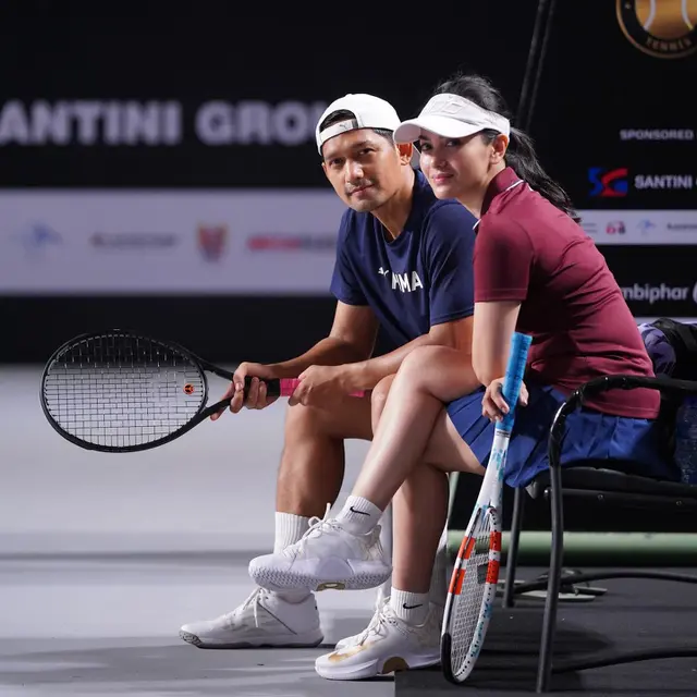 7 Potret Ibnu Jamil dan Ririn Ekawati Jajal Tennis Indoor GKB, Sudah Siap Tanding