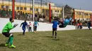 Narapidana memainkan pertandingan sepak bola di Penjara San Juan de Lurigancho, Lima, Peru, Kamis (24/5). Sebanyak 17 penjara, termasuk empat penjara wanita, berpartisipasi dalam First Interprison World Cup Lima 2018. (AP Photo/Rodrigo Abd)