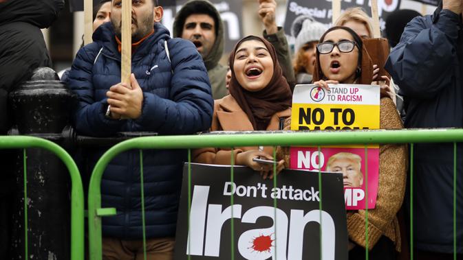 Para demonstran mengikuti aksi protes menentang ancaman perang dengan Iran, di London, Inggris (11/1/2020). Iran mengatakan pada 11 Januari 2020, bahwa pihaknya secara tidak sengaja telah menembak jatuh pesawat Ukraina yang jatuh minggu ini di luar Teheran. (AFP/Tolga Akmen)