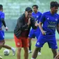 Arema FC menggelar latihan perdana dibawah komando pelatih baru, Javier Roca di Stadion Gajayana, Kota Malang, Rabu (7/9/2022). (Bola.com/Iwan Setiawan)