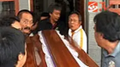 Empat jenazah korban tabrakan di Jalan Perintis Kemerdekaan, Semarang, Jateng, yang merupakan satu keluarga, telah diambil pihak keluarganya. Isak tangis dan haru sambut kedatangan keempat korban di rumah duka. 