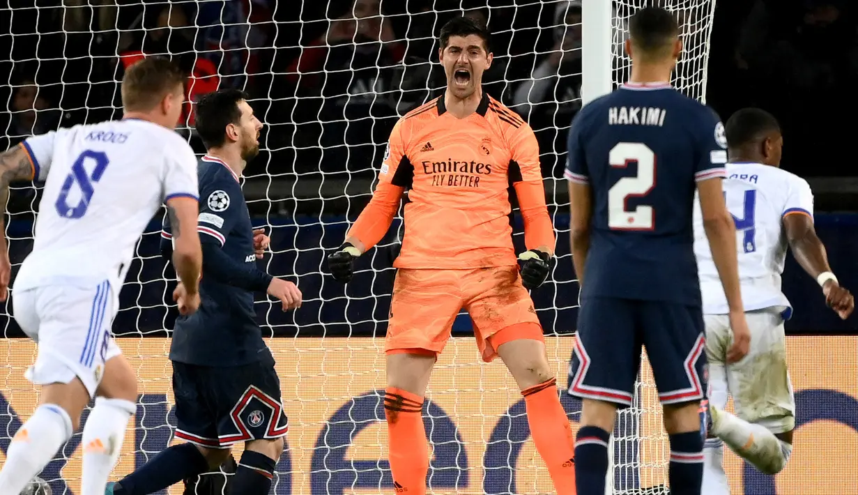 Thibaut Courtois menjadi nama terbaru kiper yang mampu menggagalkan tendangan penalti Ronaldo dan Messi. Hal tersebut terjadi saat Real Madrid bertemu dengan PSG di Liga Champions pada awal pekan ini. Courtois juga pernah menjadi lawan Ronaldo saat berseragam Atletico Madrid. (AFP/Franck Fife)