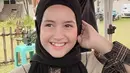 Pemilik nama lengkap Sandrinna Michelle Skornicki ini semakin memancarkan pesona cantik saat berhijab. Di beberapa fotonya, ia tampak kerap mengenakan hijab model pashmina. Penampian Sandrinna yang memakai hijab ini pun sukses dibanjiri pujian oleh netizen. (Liputan6.com/IG/@sandrinna.lle)