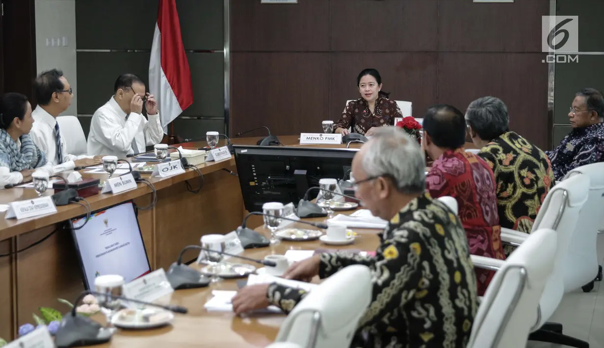 Menko PMK Puan Maharani memimpin Rakor Tingkat Menteri di Kantor Kemenko PMK, Jakarta, Rabu (6/11). Rakor tersebut diikuti sejumlah menteri yakni, Menko Perekonomian Darmin Nasution, Menteri BUMN Rini Soemarno dan Gubernur BI. (Liputan6.com/Faizal Fanani)