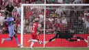 Namun pemain Almeria, Largie Ramazani (tengah) lebih dulu menjebol gawang Real Madrid yang dijaga Thibaut Courtois pada menit ke-6. (AFP/Jorge Guerrero)