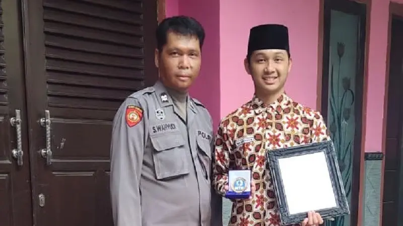 Aiptu Slamet Wahyudi bersama anaknya, Muhammad Alief Dhafa Wahyudi. (Dian Kurniawan/Liputan6.com)