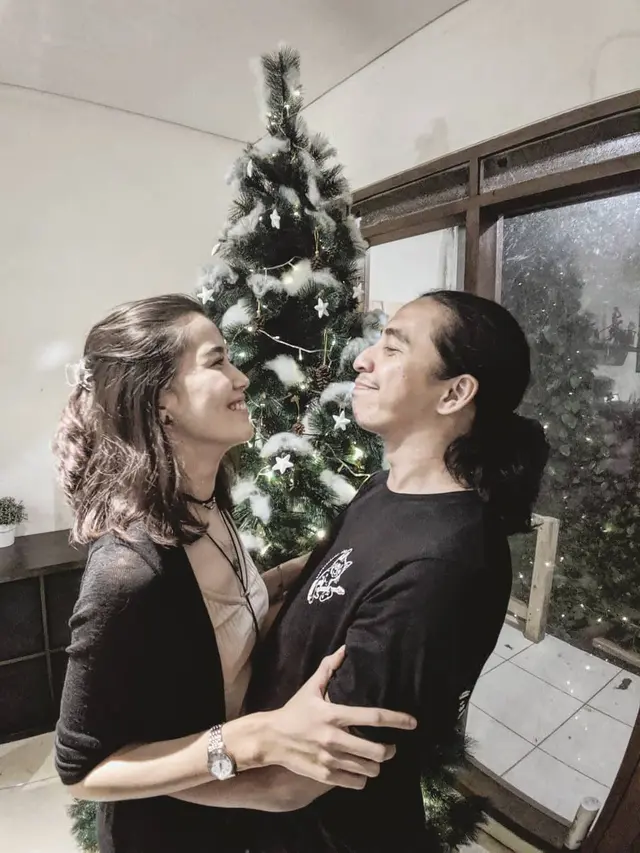 Sudah Tunangan, Ini 6 Momen Artis FTV Chrissie Vanessa dan Kekasih