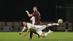 Pemain Persija Jakarta, Marko Simic (belakang) berebut bola dengan pemain Korea Selatan U-23, Lee Eun-beom pada laga uji coba di Stadion PTIK, Jakarta, (21/6/2018). Persija kalah 1-3. (Bola.com/ Nick Hanoatubun)