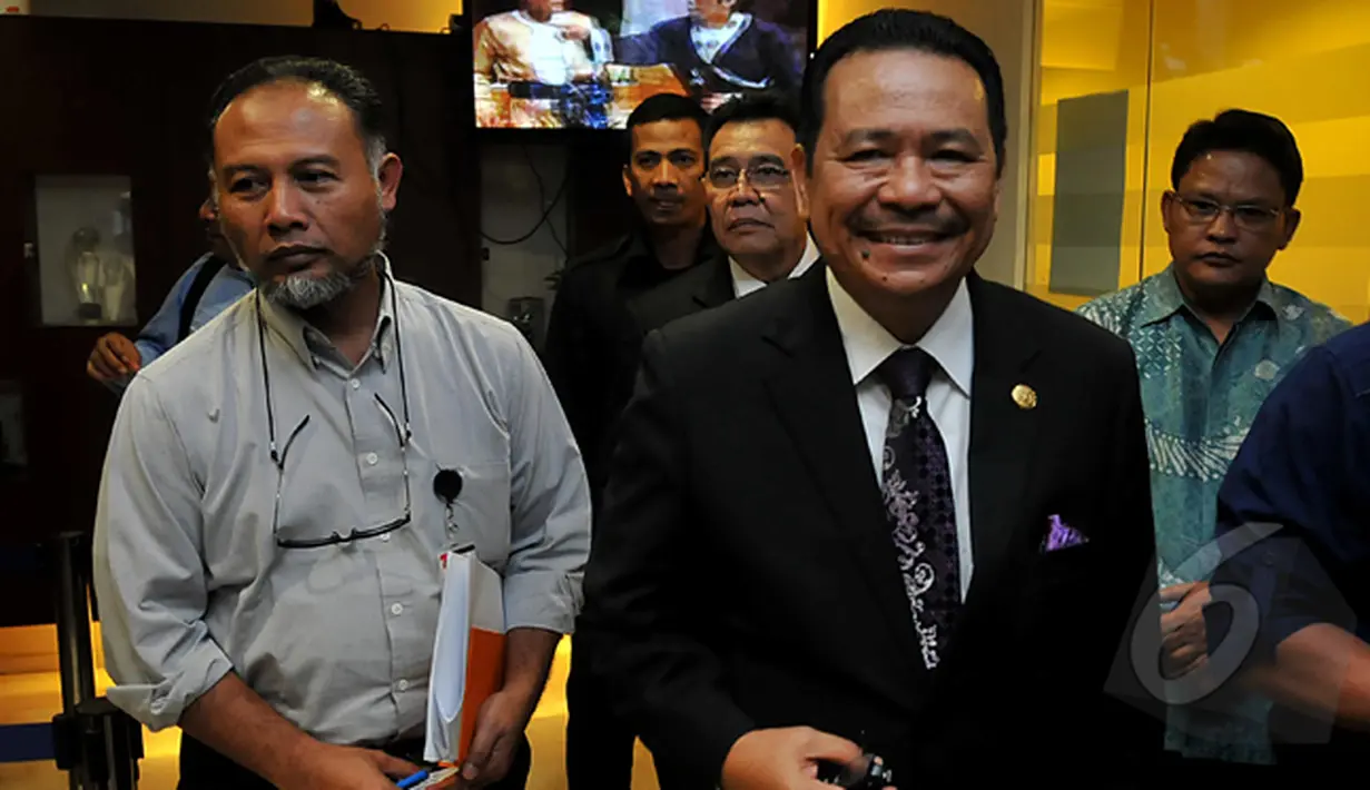 Wakil Ketua KPK Bambang Widjojanto (kiri) saat mendatangi kantor Perhimpunan Advokat Indonesia (Peradi), Jakarta, Kamis (5/2/2015). (Liputan6.com/Johan Tallo)