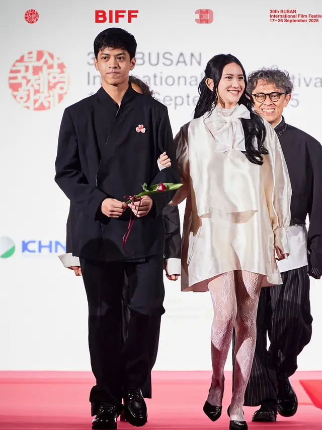 Harleyava Princy saat hadir di Busan International Film Festival kenakan pakaian serba putih. [@busanfilmfest]