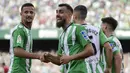 Pemain Real Betis, Borja Iglesias (kiri kedua) melakukan selebrasi setelah mencetak gol ke gawang Giorna FC pada laga lanjutan Liga Spanyol 2022/2023 di Stadion Benito Villamarin, Sevilla, 18 September 2022. Iglesias sukses mencetak 12 gol di Liga Spanyol musim ini. (AFP/Cristina Quicler)