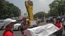 Demonstran juga membawa keranda yang ditulisi "Demokrasi Korban Pembunuhan SBY...?", Jakarta, (30/9/14). (Liputan6.com/Faizal Fanani)