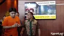 Polres Metro Jakarta Pusat menghadirkan Leon Dozan saat menggelar jumpa pers, Jumat (17/11). Leon tampak beberapa kali tertunduk lesu. Mengenakan baju tahanan dan tangannya diborgol. [Foto: KapanLagi.com/Muhammad Akrom Sukarya]
