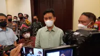 Ketua INASPOC Gibran Rakabuming Raka dan Menpora Zainudin Amali usai mengikuti rapat koordinasi persiapan ASEAN Para Games 2022 di The Sunan Hotel Solo, Senin malam (18/7).