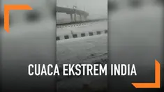Cuaca aneh terjadi di India. Hujan angin bercampur dengan es membuat sedikitnya 25 rumah hancur.