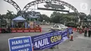 Mobil berpelat ganjil putar balik saat pemberlakuan ganjil genap di Taman Margasatwa Ragunan, Jakarta, Minggu (24/10/2021). Sistem ganjil genap di tempat wisata berlaku pada hari Jumat mulai pukul 12.00-18.00 WIB serta Sabtu dan Minggu pukul 07.00-14.30 WIB. (merdeka.com/Iqbal S. Nugroho)