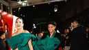 Hadir di premier Film Gampang Cuan, Anya tampil bak Princess dengan ball gown warna hijau yang menyapu lantai. [@anyageraldine]