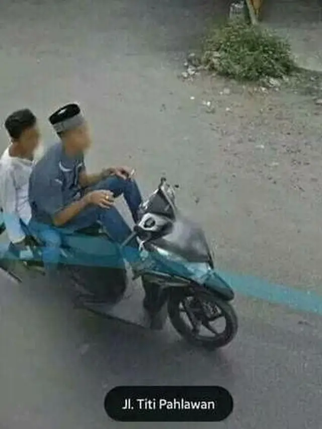 6 Momen Nyeleneh 2 Bestie Berboncengan Motor, Absurd Bersama