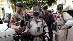Sejumlah orang mengenakan kostum Ghostbusters dengan latar kendaraan Ecto - 1 di Sony Studios, Culver City, California, (2/3). Acara ini sebagai promo film terbaru " Ghostbusters ". (REUTERS / Mario Anzuoni)