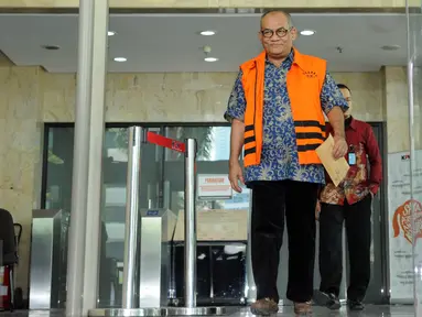 Pengusaha Yogan Askan usai menjalani pemeriksaan perdana di gedung KPK, Jakarta, Jumat (15/7). Yogan Askan menjadi Tersangka pemberi suap terkait rencana proyek pembangunan 12 ruas jalan di Sumatera Barat. (Liputan6.com/Helmi Afandi)