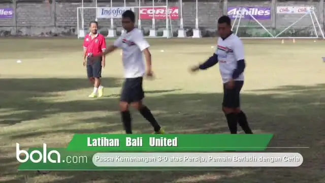 Para pemain Bali United tampak berlatih dengan ceria di bawah pimpinan Indra Sjafri pada Selasa (1/9).