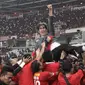 Pelatih Persija Jakarta, Stefano Cugurra Teco diangkat para pemain usai laga final melawan Bali United di Stadion Utama GBK, Senayan, Jakarta, Sabtu (17/2). Persija menang 3-0 atas Bali United. (Liputan6.com/Arya Manggala)