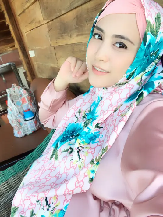 Menurut istrinya dalam status yang diunggah sembilan jam silam, rencananya akan melahirkan pada 6 Mei mendatang. Namun, lantaran suatu hal, akhirnya maju dari pernikaraan. (Instagram/apriljasmine85)