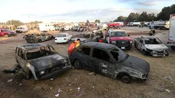 Sejumlah mobil yang hangus dalam ledakan pasar kembang api terbesar di luar Ibu Kota Meksiko, Selasa (20/12). Ledakan itu merupakan yang ketiga kalinya terjadi di pasar kembang api populer di Meksiko hanya dalam satu dekade. (REUTERS/Edgard Garrido)