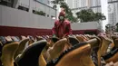 Tim Sterilisasi menjemur sepatu yang digunakan tenaga kesehatan di Rumah Sakit Darurat (RSD) Wisma Atlet Kemayoran, Jakarta. Dalam sehari Tim Sterilisasi mampu mencuci hingga 300 pasang sepatu yang telah digunakan tenaga kesehatan yang bertugas menangani pasien Covid-19. (merdeka.com/Iqbal Nugroho)
