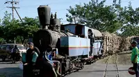  Sebagian pabrik gula di Jawa masih menggunakan lokomotif uap untuk menarik tebu yang dianggap lebih hemat karena berbahan bakar kayu.(Antara).