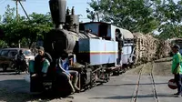  Sebagian pabrik gula di Jawa masih menggunakan lokomotif uap untuk menarik tebu yang dianggap lebih hemat karena berbahan bakar kayu.(Antara).