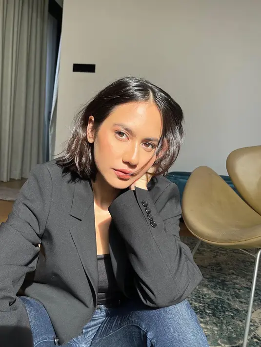 Dalam foto ini, Pevita memancarkan pesona bulenya. Dengan riasan wajah minimalis yang justru membuatnya semakin terlihat cantik, rambut pendeknya dibiarkan tergerai lurus. Foto: Instagram.