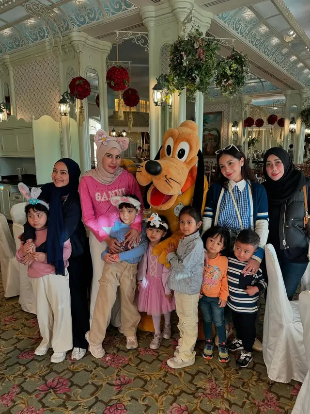 Potret gemas Rafathar, Rayyanza dan Lily kenakan baju kembar (credit: instagram/raffinagita1717)